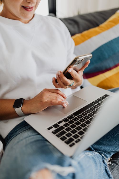 Person arbeitet am Laptop und bucht einen Service online